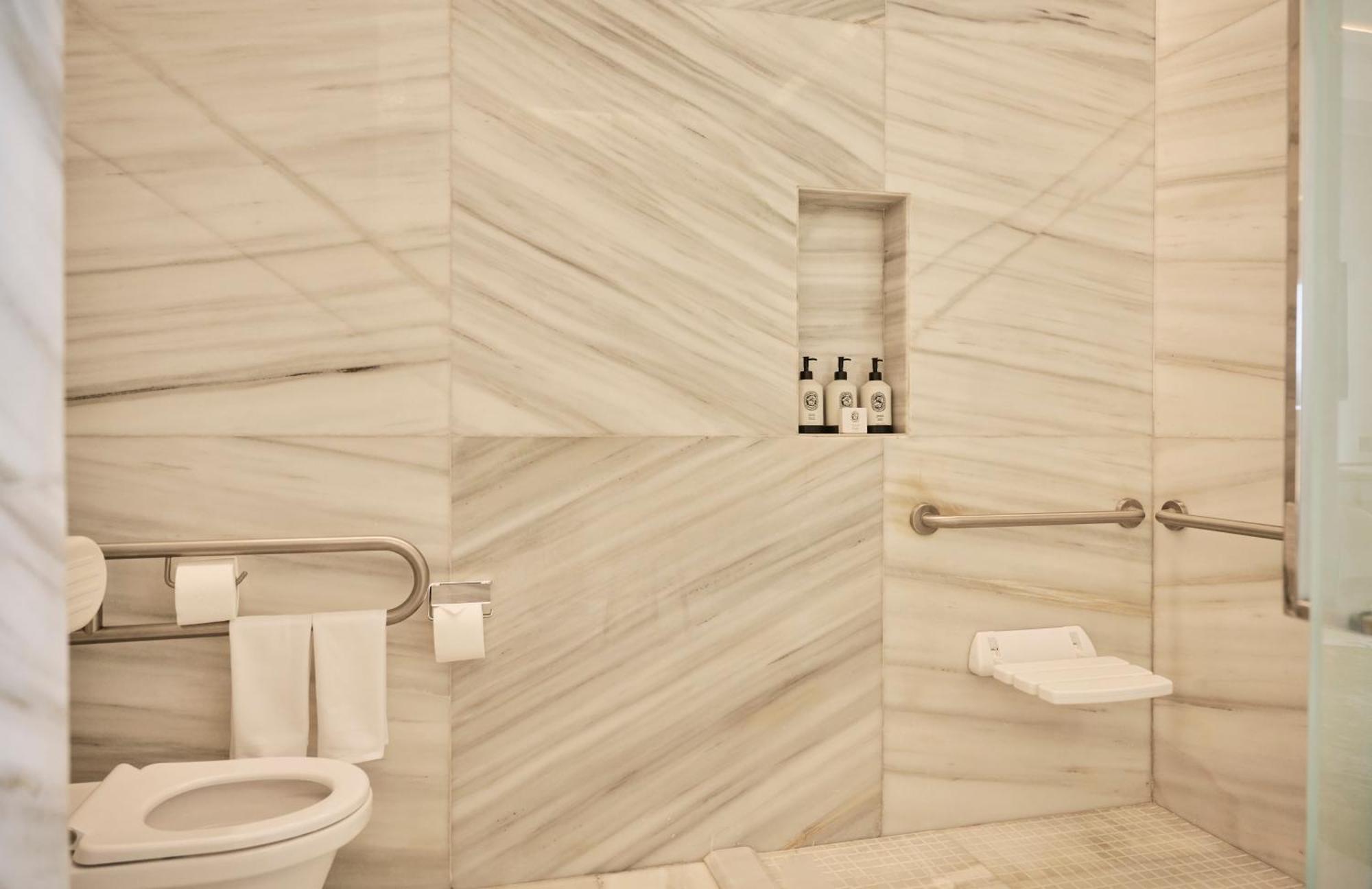 Accessible Premier Room King,1740008244:JPEG